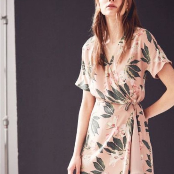 Aritzia Dresses & Skirts - Aritzia Babaton Wallace wrap dress - orchid print